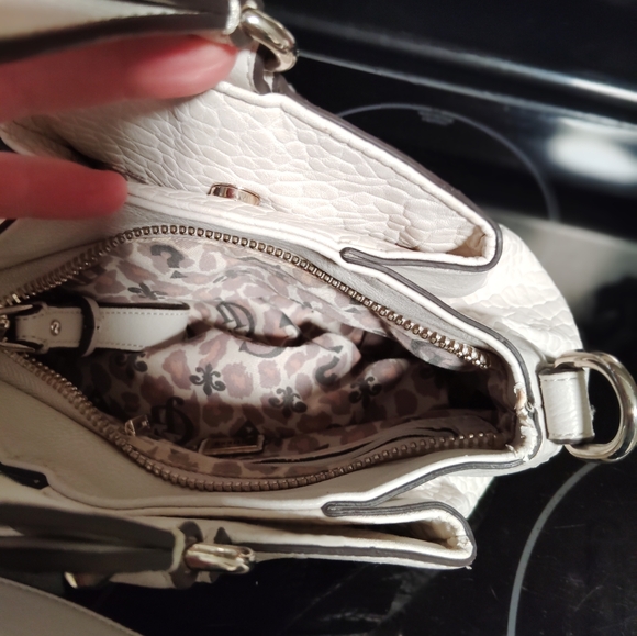 Guess purse - Picture 10 of 12